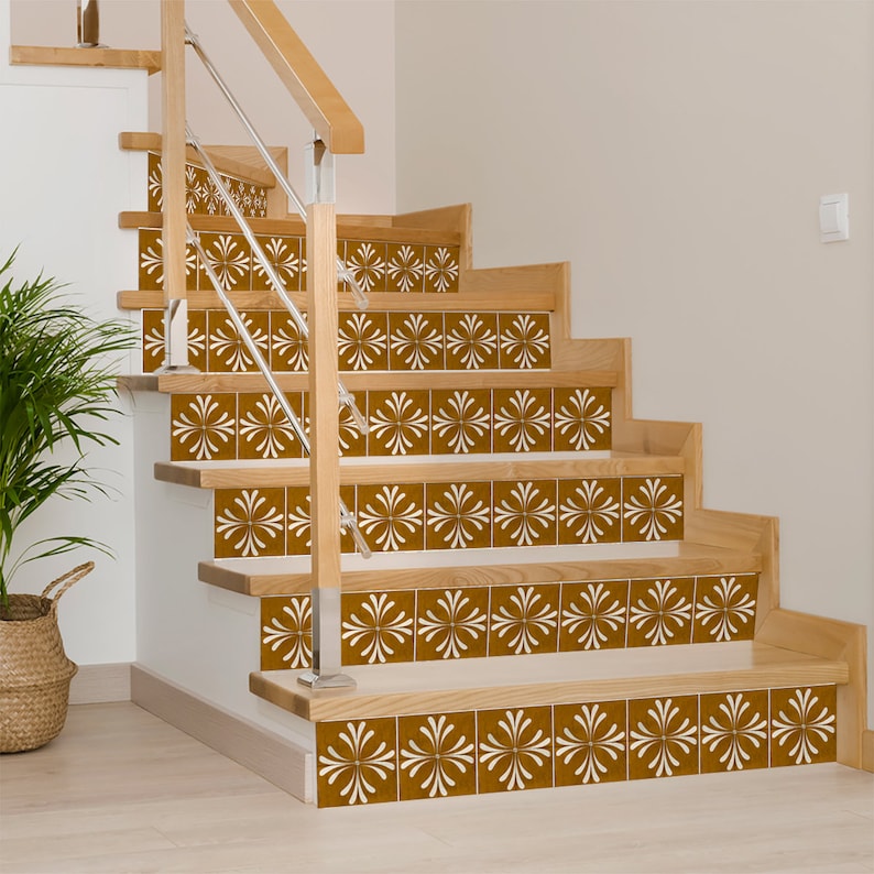 K&ouml;nnte beinhalten: Ein Satz brauner und wei&szlig;er Treppenstufen mit einem wei&szlig;en floralen Muster. Die Stufen sind auf einer Holztreppe installiert.