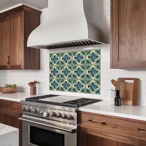 Puede incluir: Una campana extractora de acero inoxidable con una cubierta blanca y un salpicadero de azulejos con un patr&oacute;n floral azul y verde. El salpicadero est&aacute; hecho de azulejos de cer&aacute;mica con un acabado brillante.