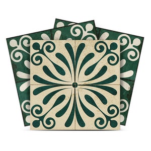 Może przedstawiać: Cztery kwadratowe płytki ceramiczne z kremowym tłem i ciemnozielonym wzorem kwiatowym. Dwie dodatkowe płytki z ciemnozielonym tłem i białym wzorem kwiatowym znajdują się za głównymi płytkami. Płytki mają postarzany, vintage wygląd.