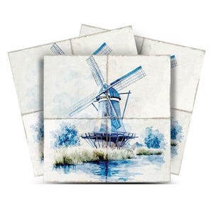 Op de afbeelding: Waterverfillustratie van een Nederlandse windmolen op vierkante tegels. De windmolen is geschilderd in blauwtinten, met een weerspiegeling in het water. De tegels zijn in een waaier gerangschikt, met zichtbaar touw. Het thema is een sereen landschap.
