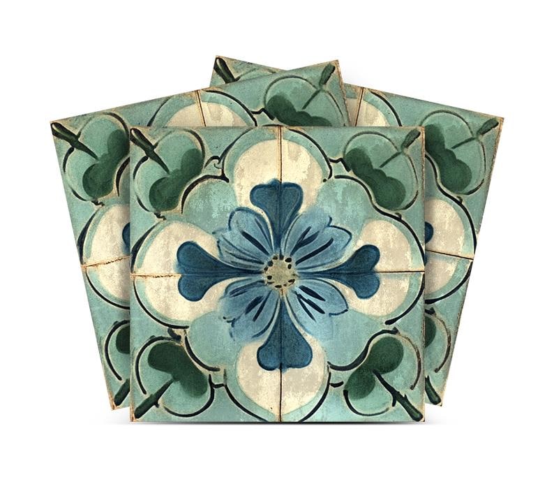 Puede incluir: Conjunto de tres azulejos de cer&aacute;mica azul y verde con un dise&ntilde;o floral. Los azulejos presentan una gran flor azul con detalles blancos y hojas verdes.