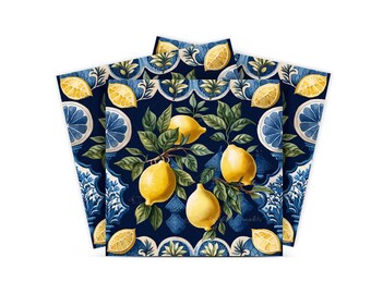 Op de afbeelding: Drie blauwe en witte gepatroneerde servetten met een citroenmotief. De servetten tonen een tak met citroenen en groene bladeren op een donkerblauwe achtergrond.
