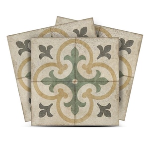 Könnte beinhalten: Vier quadratische Fliesen mit Vintage-Design. Jede Fliese hat ein zentrales grünes und gelbes Blumenmuster auf beigem Hintergrund mit dunkelgrauen Akzenten. Die Fliesen sind fächerförmig angeordnet.