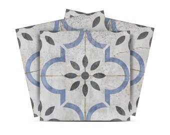 Puede incluir: Tres azulejos de cerámica apilados con un patrón geométrico azul y gris. Los azulejos tienen un aspecto desgastado y vintage.