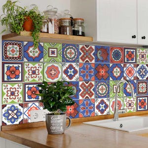Puede incluir: Un protector contra salpicaduras de cocina con un patrón repetitivo de baldosas cuadradas coloridas. Las baldosas muestran diseños florales y geométricos en tonos de azul, rojo, verde y blanco. Una encimera de madera y un fregadero son visibles.