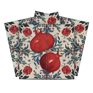Op de afbeelding: Set van vier vierkante onderzetters met een vintage ontwerp met rode granaatappels en blauwe bloemmotieven op een witte achtergrond.