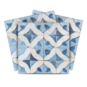 Könnte beinhalten: Ein Set aus drei blauen und weißen Keramikfliesen mit einem geometrischen Muster. Die Fliesen sind handbemalt und haben einen Used-Look.