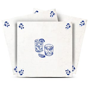 Peut inclure: Carreaux blancs avec une illustration bleue de deux verres à cocktails, de la glace et une tranche de citron. Les carreaux ont des motifs floraux bleus dans les coins. Design simple et élégant pour une cuisine ou un bar.