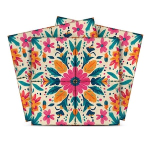 Peut inclure: Trois sous-verres carrés colorés avec un motif floral dans des tons de rose, orange, turquoise et blanc. Les sous-verres ont un aspect vintage et vieilli.