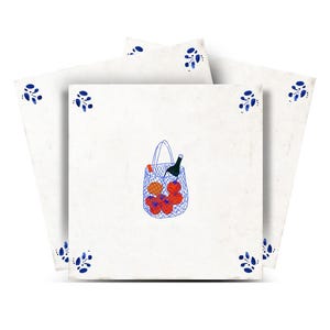 Puede incluir: Azulejo cuadrado blanco con una ilustración azul de una bolsa de malla llena de tomates rojos, una naranja y una botella de vino. El azulejo tiene detalles florales azules en las esquinas. La imagen tiene un estilo vintage dibujado a mano.