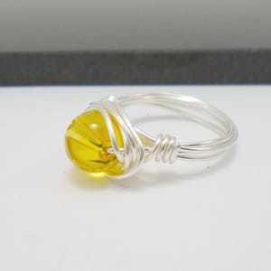 Anel de Citrino Envolto em Fio Banhado a Prata: Chakra do Plexo Solar