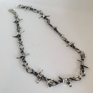 Collier en fil de fer barbelé