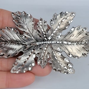 Double maple leaf barrette