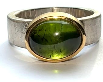 Ring i 925 sterlingsilver med turmalin i en infattning av 750 guld