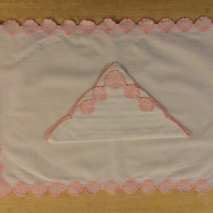 7 Light Cream Color Linen Place Mats 18 1/2&quot; x 12 5/8&quot; with 6 Matching Napkins 15&quot; x 15 1/2&quot; with Coral Color Seashell Machine Embroidery