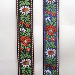 Könnte beinhalten: Zwei florale Bänder, eines schwarz mit weißen und roten Blumen, das andere blau mit weißen und roten Blumen.