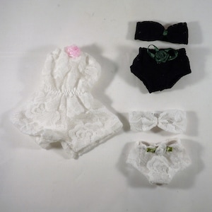 11 inch poppen kanten rompertje, bh&#39;s en slipje set