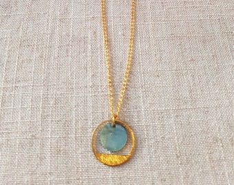 Collier en laiton avec accents de laiton et de coquille turquoise