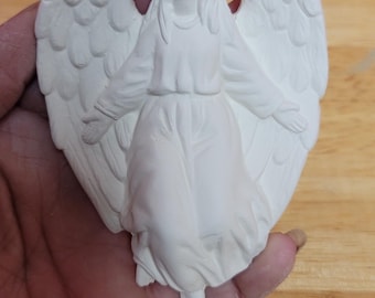 Hermoso ángel de porcelana bizcochada listo para pintar.