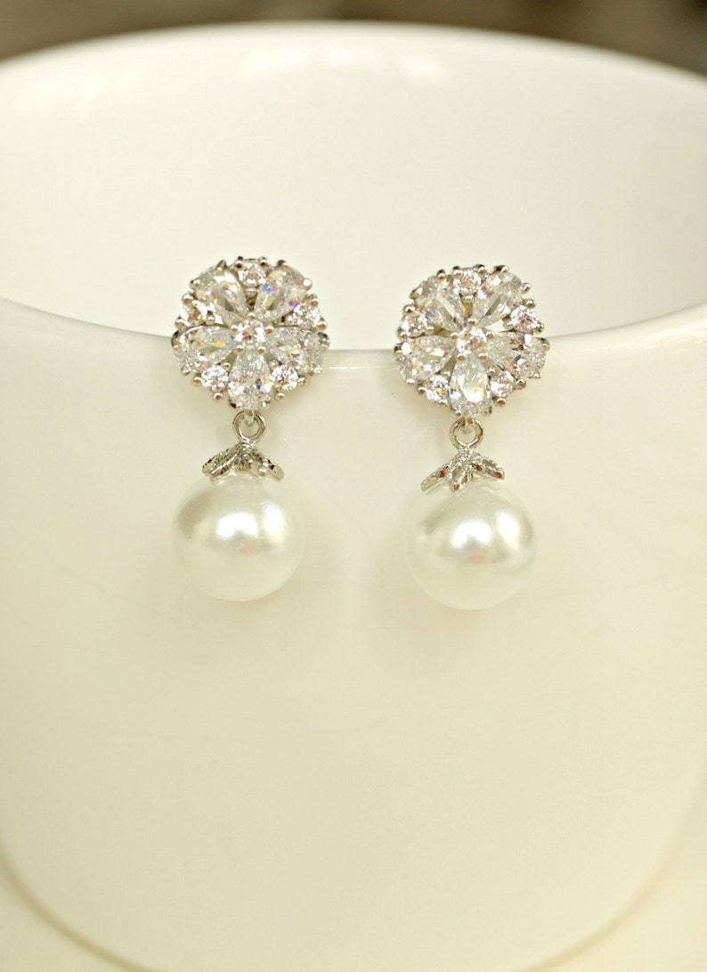 ES8 Bridesmaid gift Crystal Pearl Earrings for Bridesamaids Set of 8 Pearl Bridal Earrings Pearl Bridesamaid Jewelry
