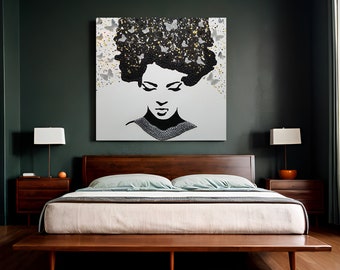 Può includere: Un'illustrazione in bianco e nero di una donna con una corona di farfalle sulla testa. L'opera d'arte è incorniciata e appesa a una parete verde scuro sopra un letto di legno.
