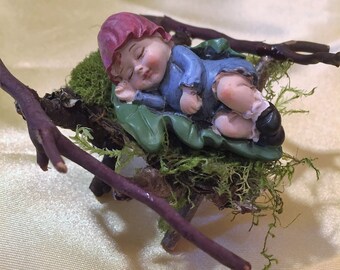 Hada infantil dormida en cuna