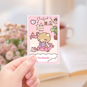 Mr. Bear The Reader Tarot Kartenaufkleber - Buchliebhaber, Kawaii, Easy Peel, Laptop Aufkleber, wasserfest, Hydroflask