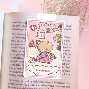 Mr. Bear The Reader Tarot Card Marcador magnético - Amantes de los libros, Accesorios para libros, Mercancía de libros, Regalos para ella, Regalos para él