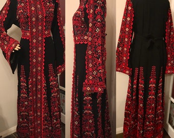 2-delige zwarte jurk/ Abaya/ Kaftan/ Thobe en bijpassende riem met prachtig kleurrijk en rood borduursel