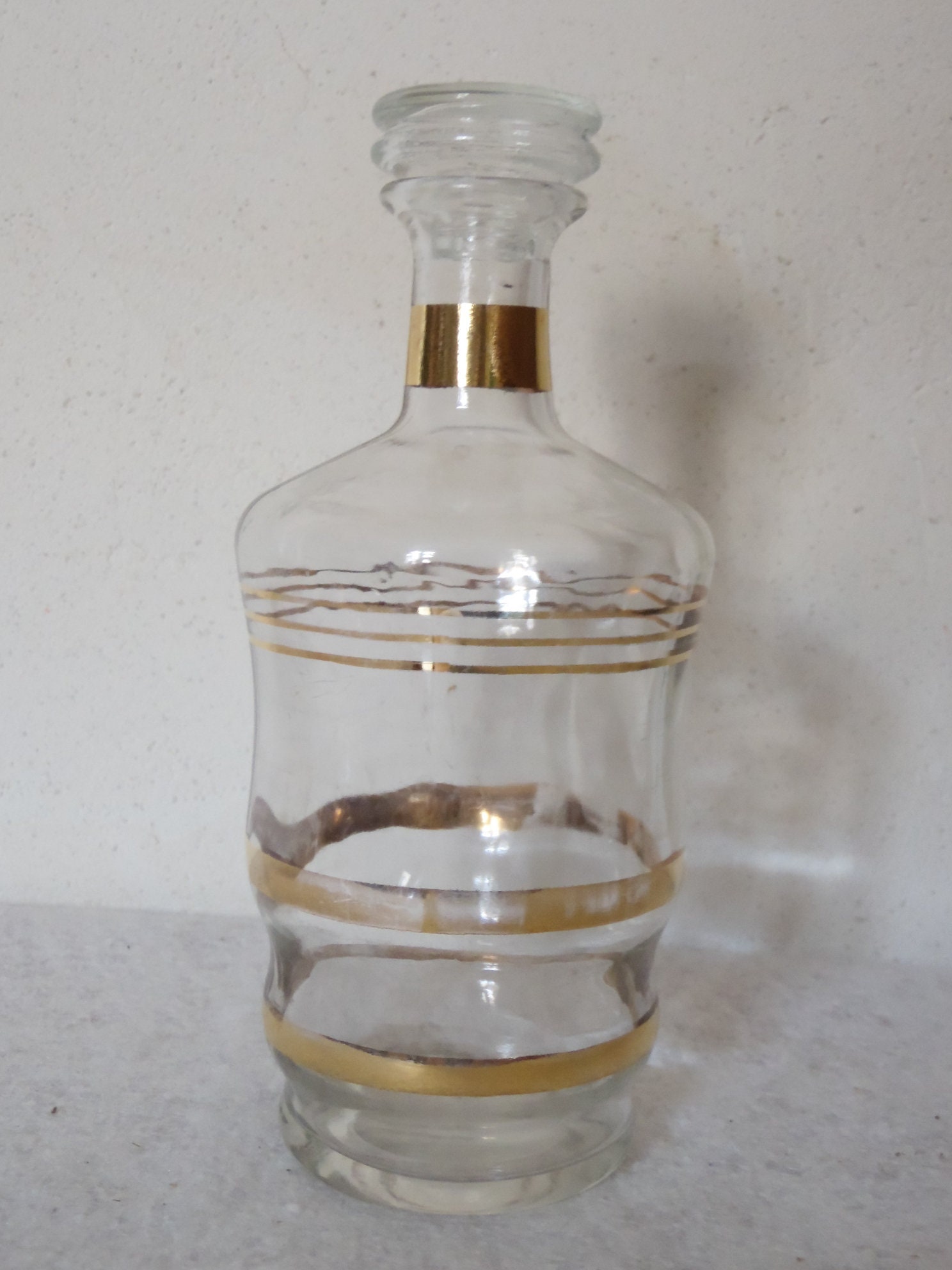 Ancienne Carafe A Liqueur en Verre Transparent Liseré Doré et Son Capuchon Assorti Vintage 50's, Fra