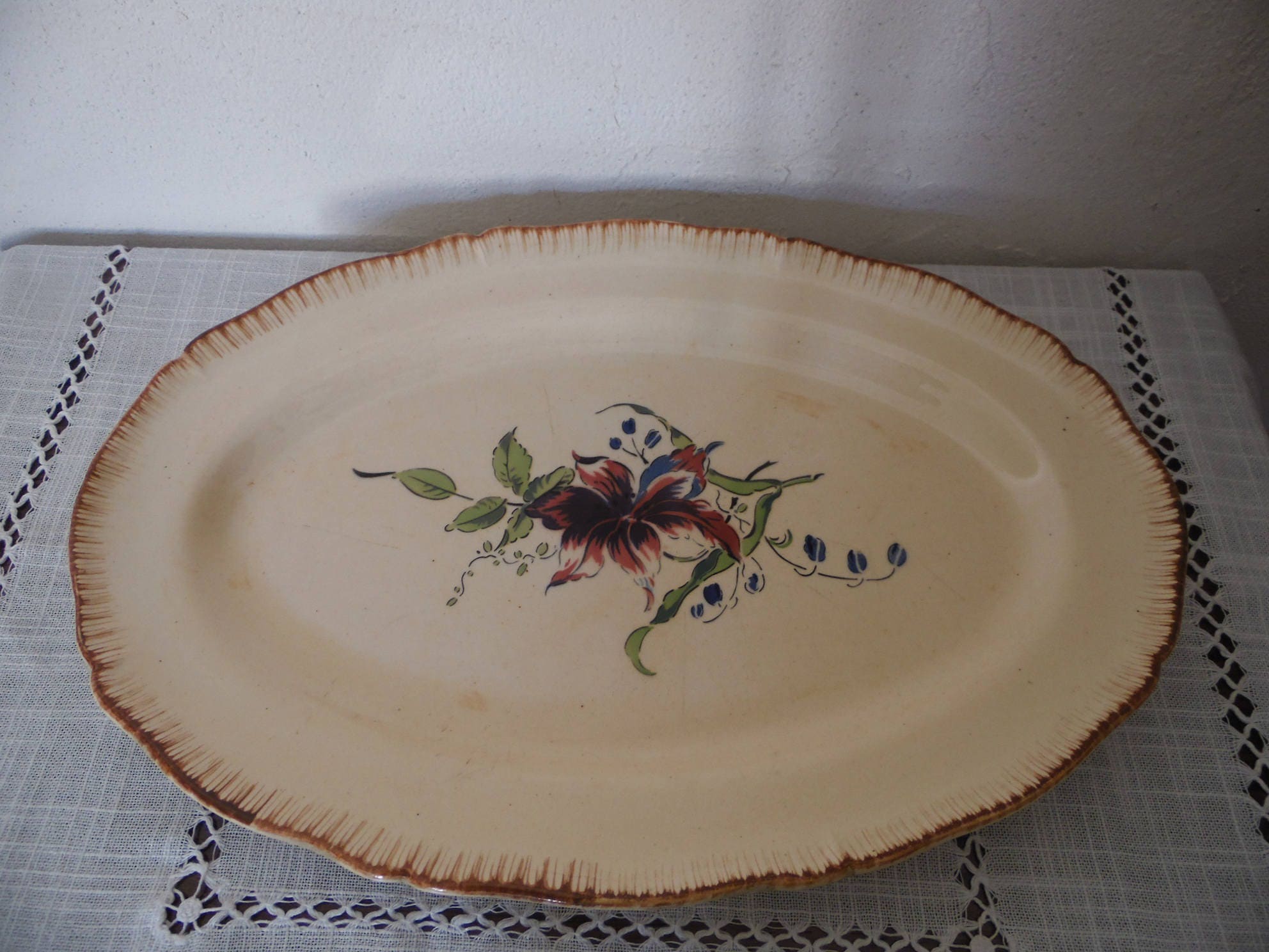 Ancien Plat de Service en Porcelaine , Forme Ovale Hbcm, Motif Fleurs d'hibiscus , 1940's, Montereau