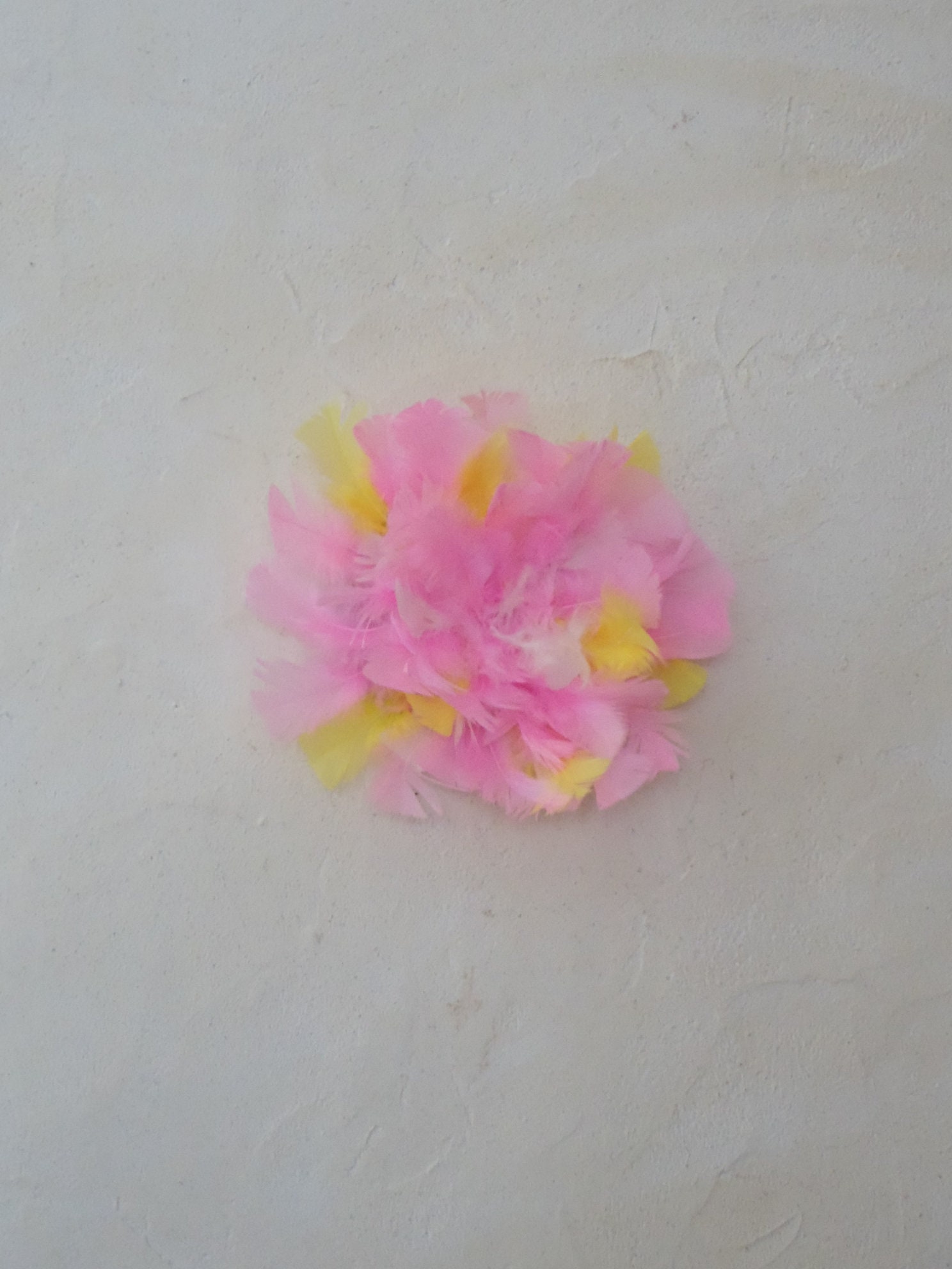 Deco Murale, Juju Hat Petit Modele, Fait Main , Plumes Colorées Couleur Rose Jaune et Blanc, Deco Co