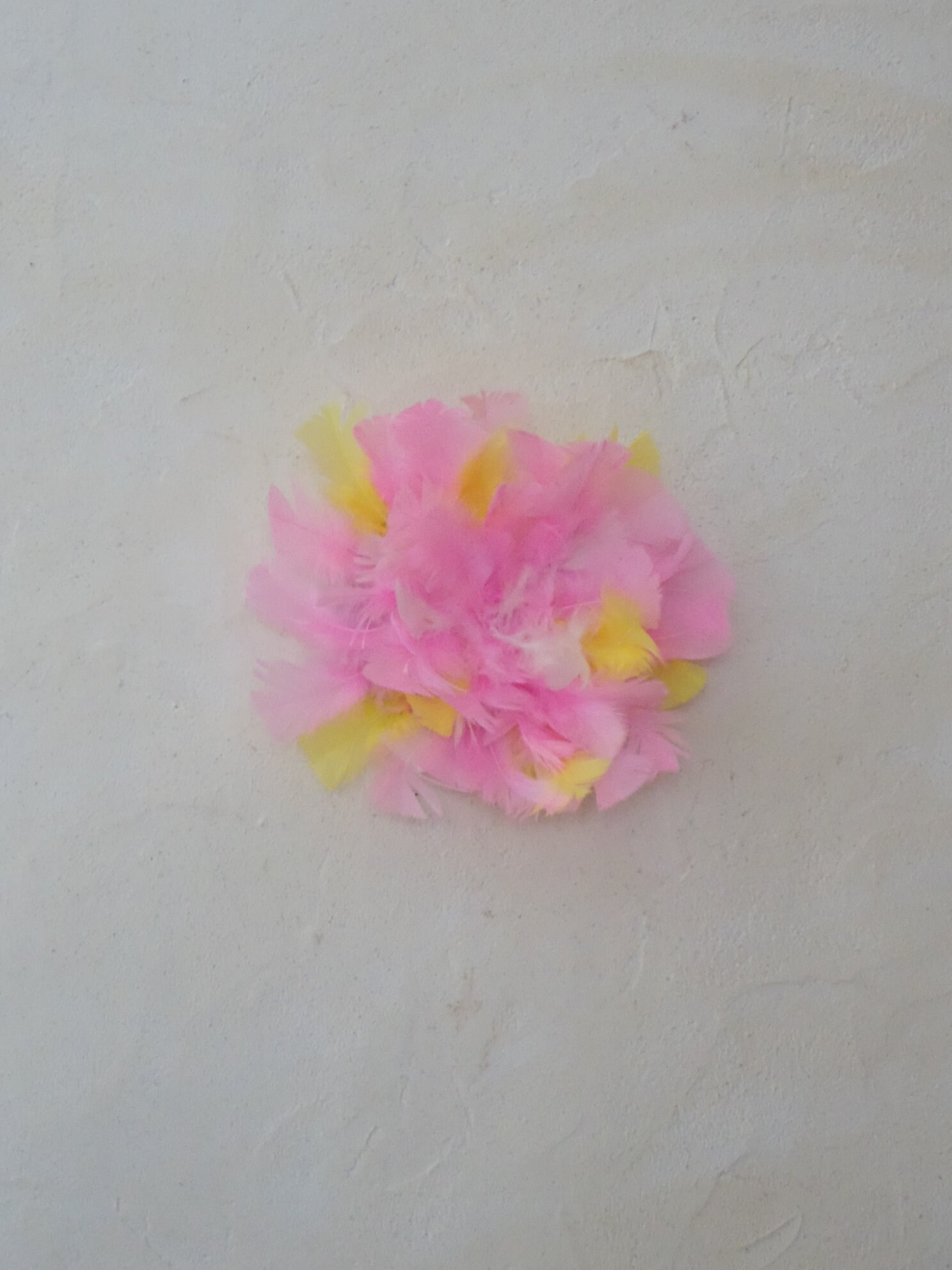 Deco Murale, Juju Hat Petit Modele, Fait Main , Plumes Colorées Couleur Rose Jaune et Blanc, Deco Co