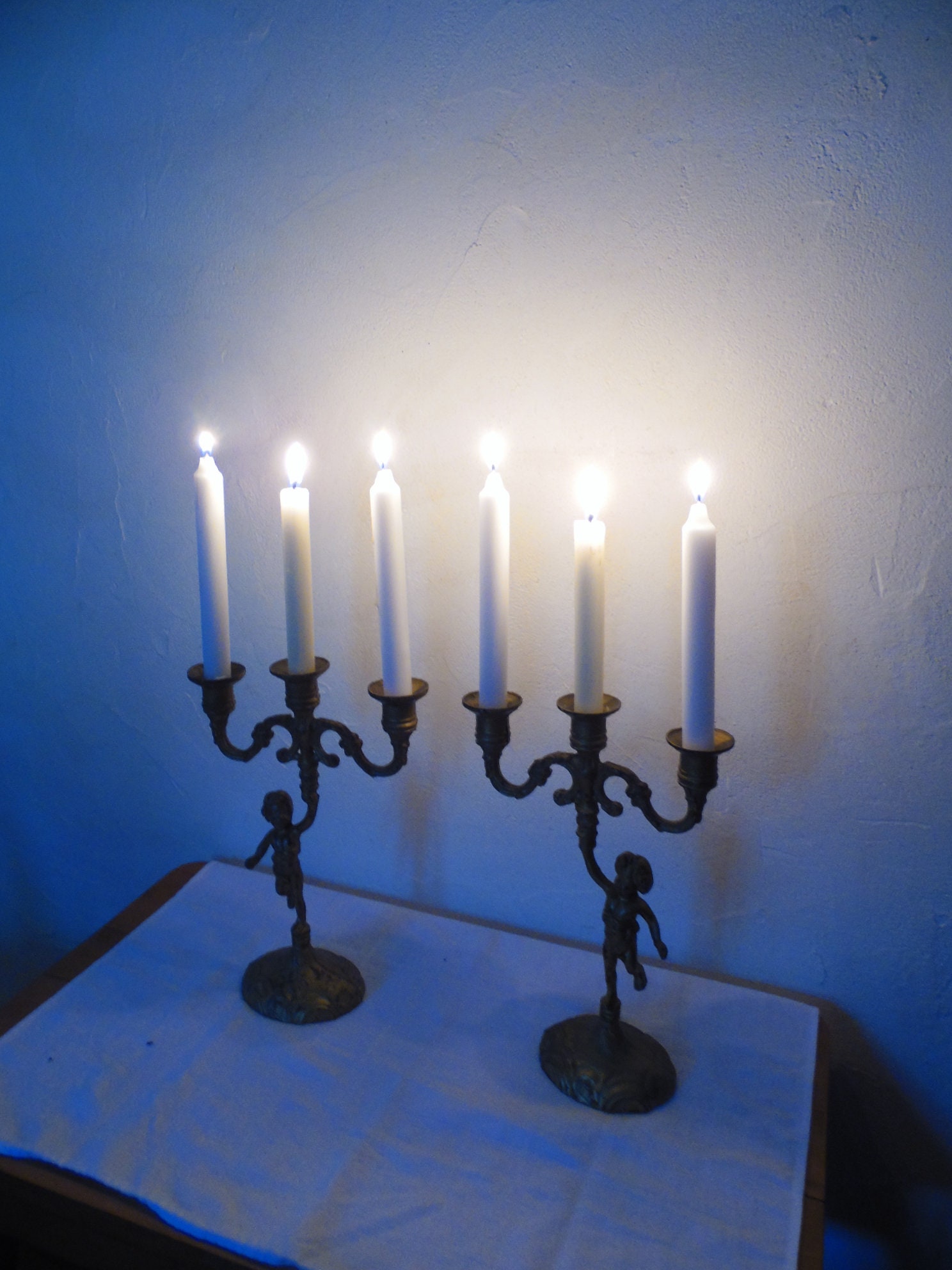 Paire de Candelabres A 3 Branches en Regule Doré Or Mat, Modele Cherubins et Fleurs Lys, Deco Shabby