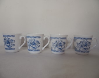 Ensemble de 4 tasses ou mugs en verre opaline blanche deco rose bleu , Arcopal France vintage 80's, hygge, bohème, cuisine française,