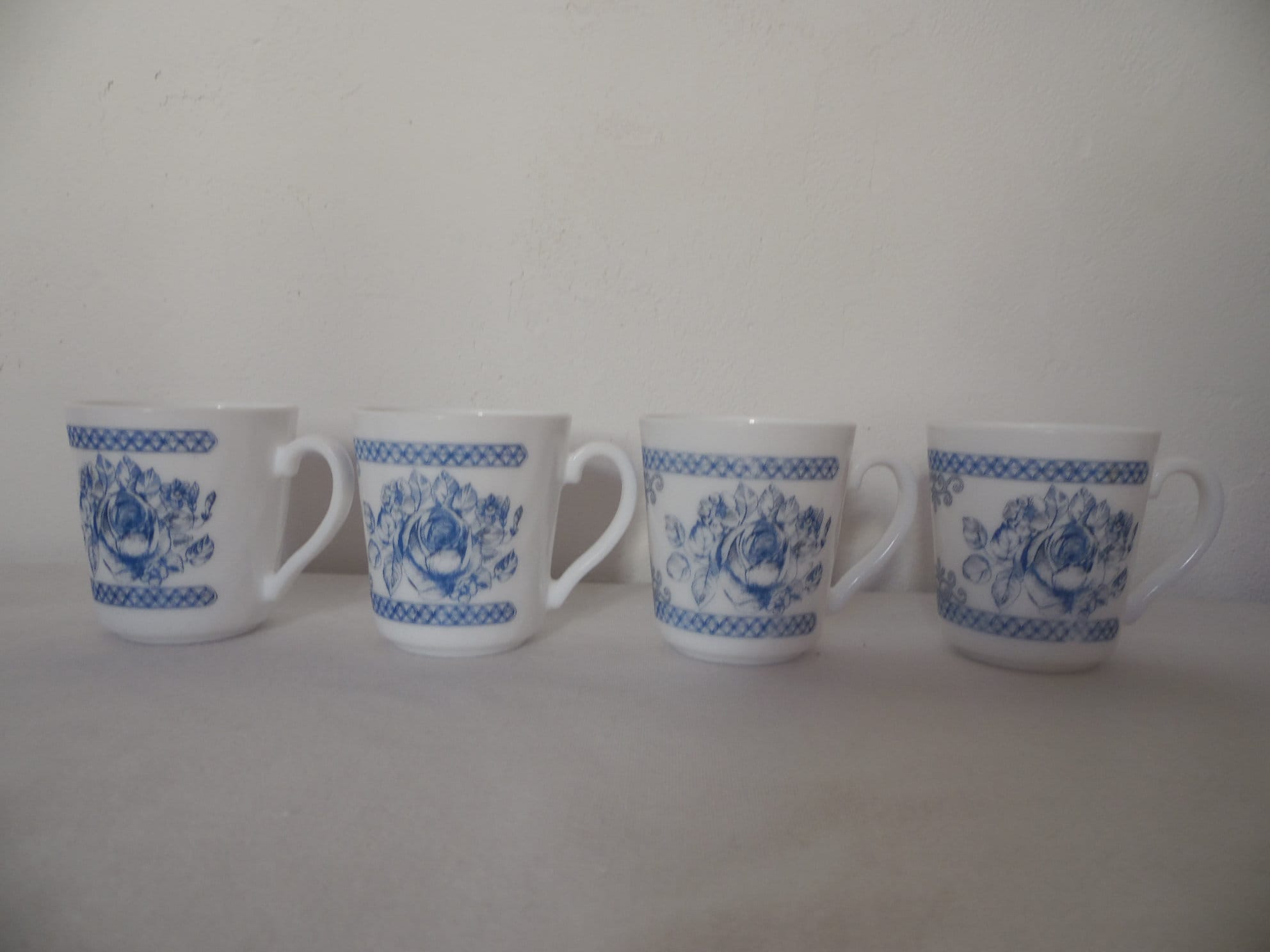 Ensemble de 4 Tasses ou Mugs en Verre Opaline Blanche Deco Rose Bleu , Arcopal France Vintage 80's, 