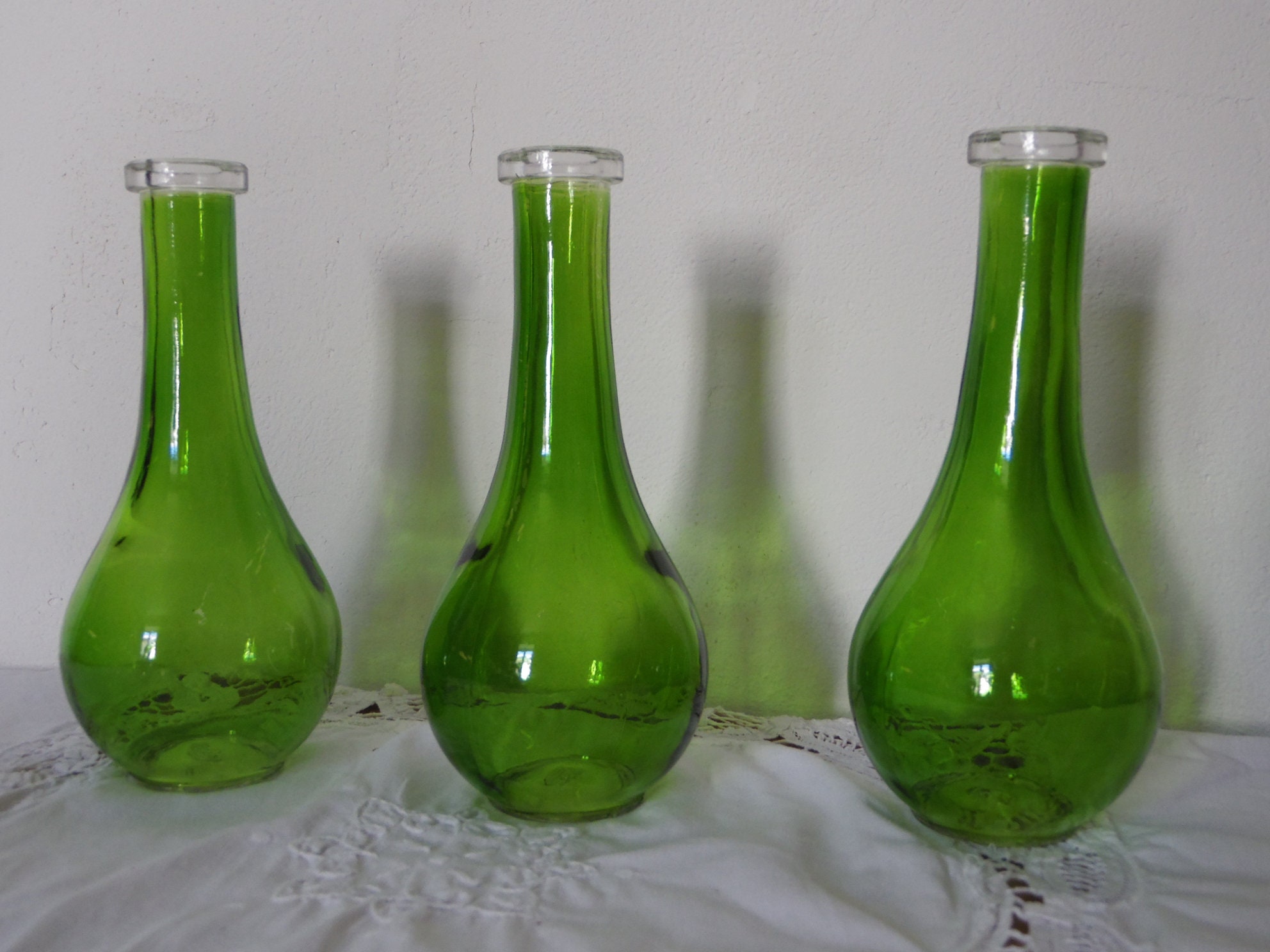 Ensemble de 3 Petits Vases Forme Flacon en Verre Transparent Vert Pomme, Teinté sur Exterieur, Vinta