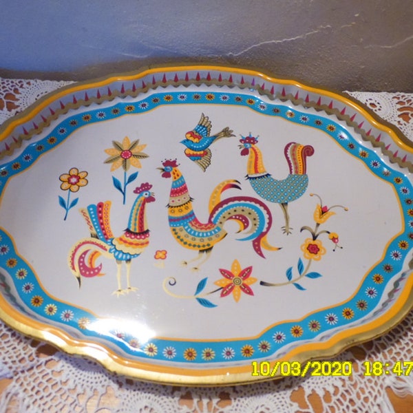 Grand plateau de service en metal peint Baret Ware, deco coqs et fleurs, serving tray, couleurs vives, printemps, deco coloré, trendy.