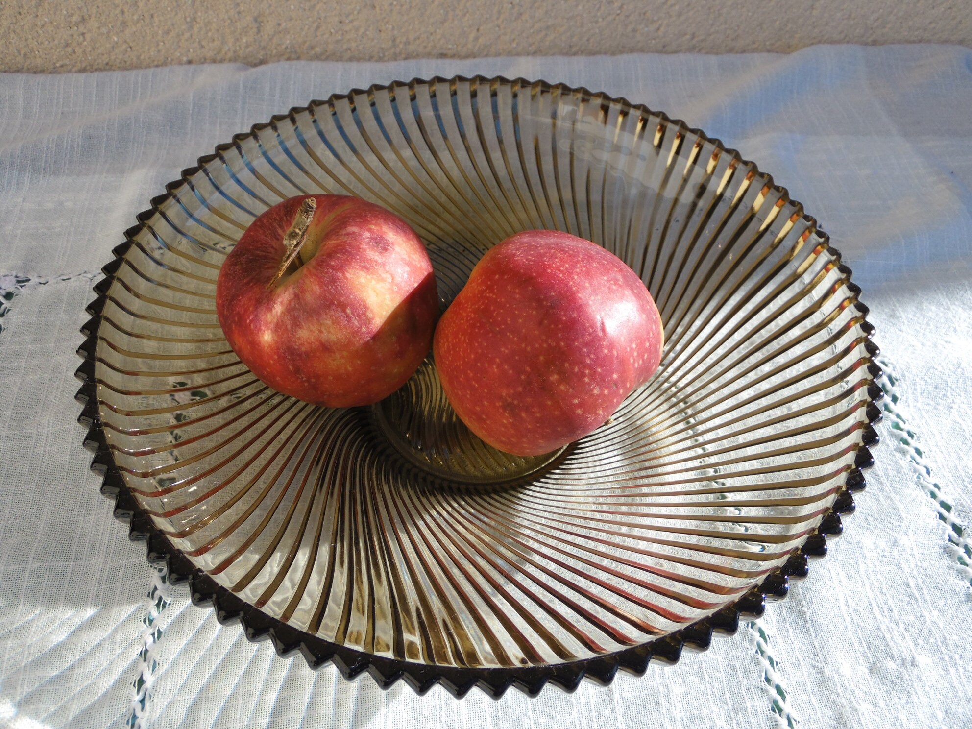 Grande Coupe en Verre Fumé Marron/Noire Striée, Made in France, 80's A Fruit, Centre de Table, Dark 