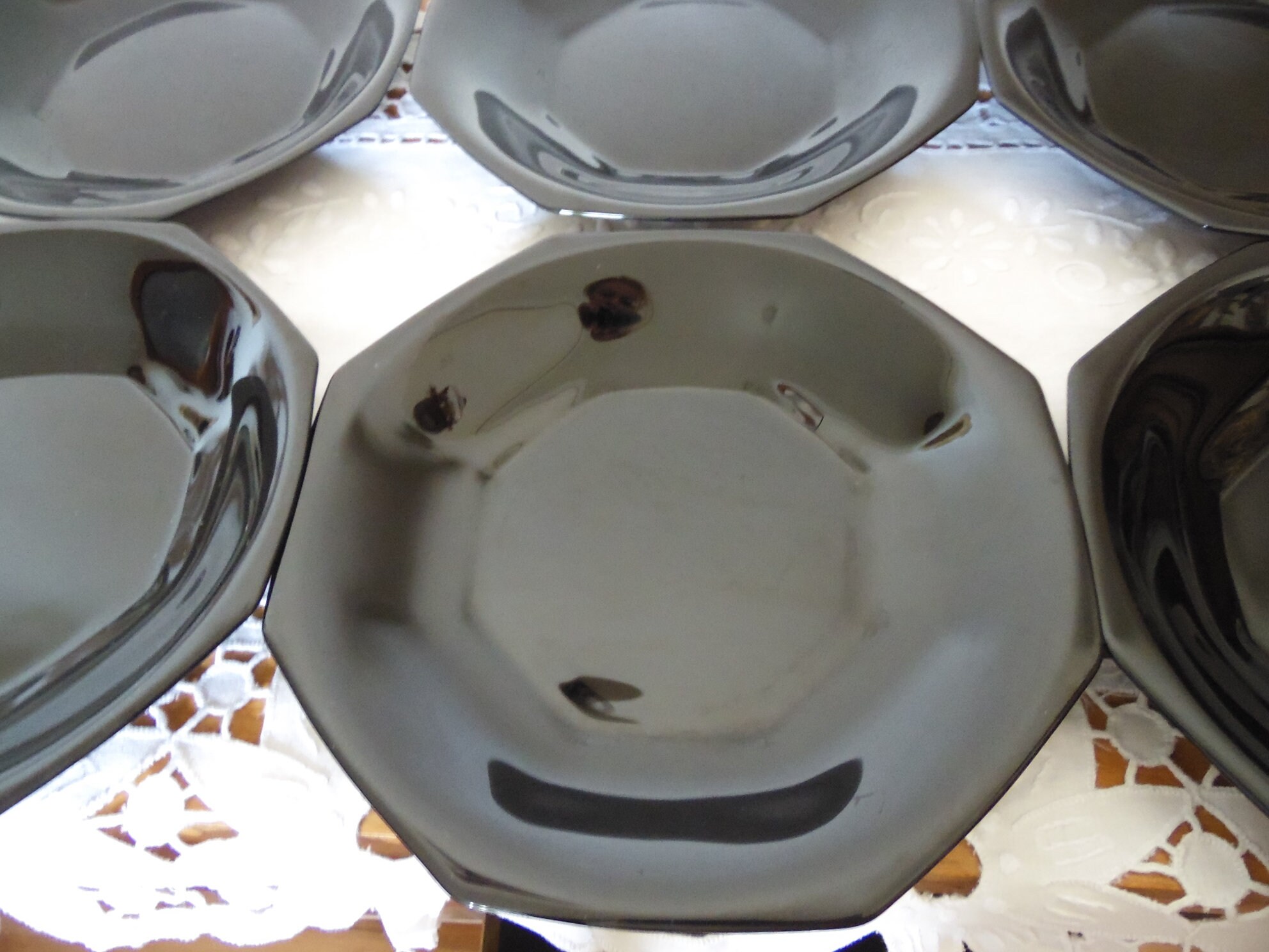Ensemble de 6 Assiettes Creuses en Opaline Noire Brillante Marque Arcopal, Forme Octogonale, Deco Vi