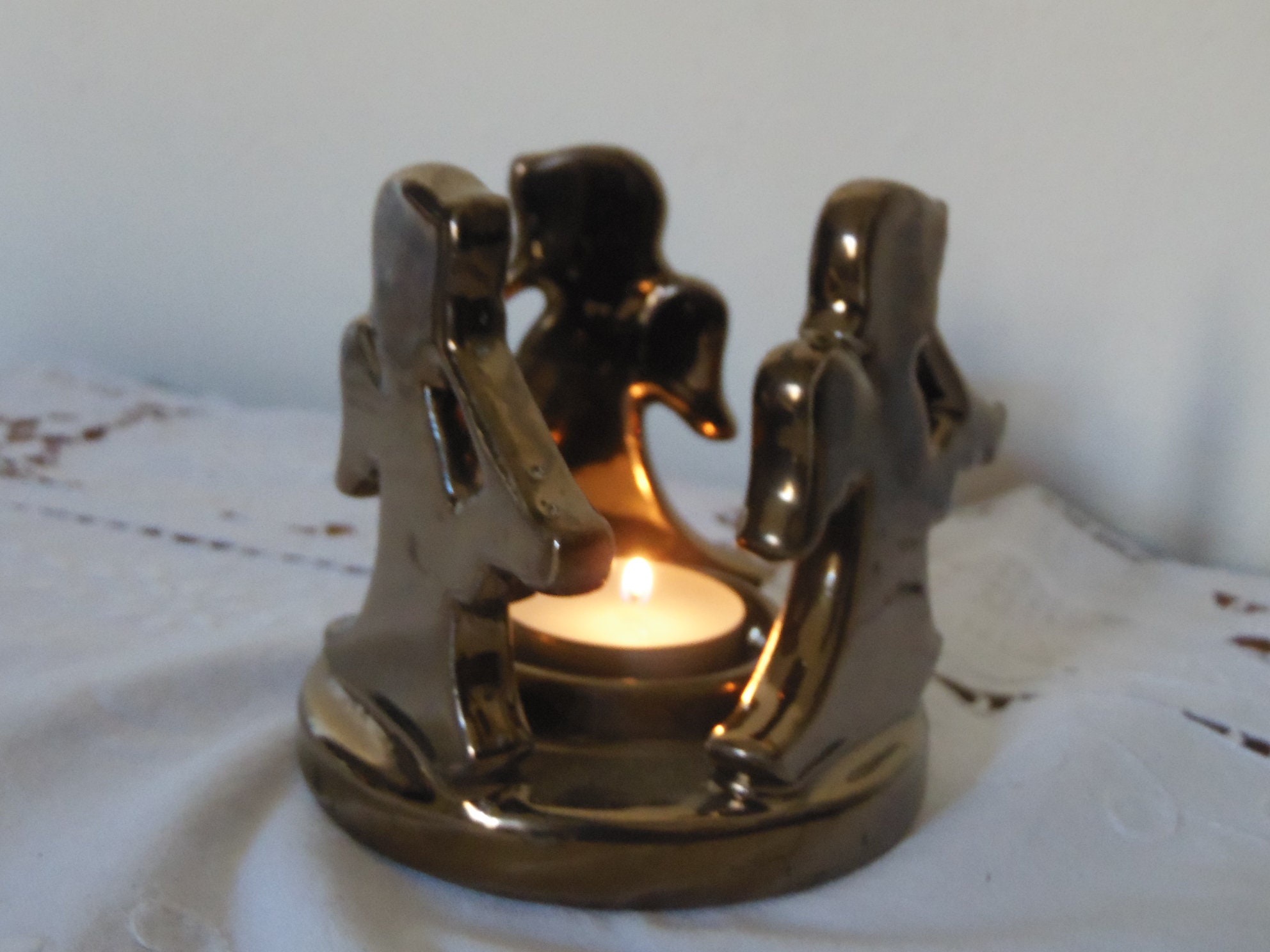 Bougeoir Ceramique Trio d'angelots Dansant Autour Du Feu de La Bougie, Couleur Marron Nuance Brillan