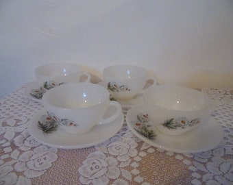 Ensemble de 4 tasses a café ou thé et leur soucoupe assortie, opaline blanche deco fleurs de marguerites, marque Arcopal , made in France