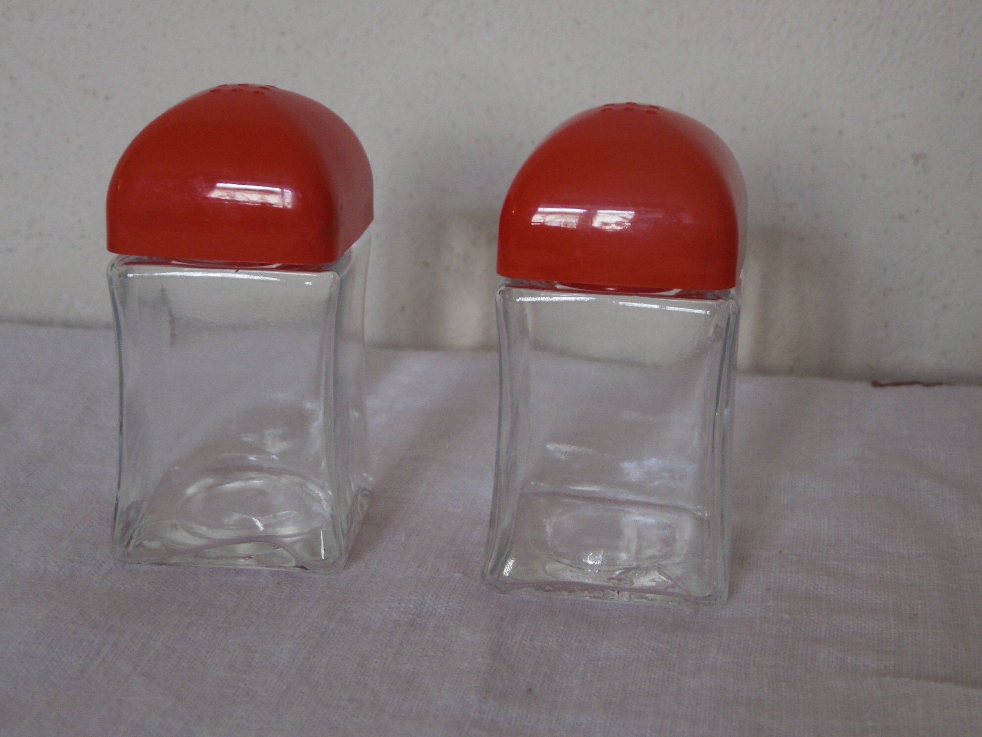 Ensemble Saliere et Poivriere , Verre Transparent Forme Carrée Capuchon Plastique Rouge Vintage 80',