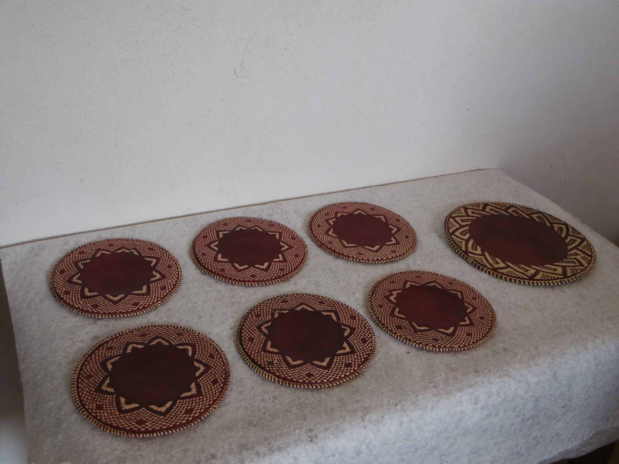 Ensemble Dessous de Verres et Bouteille en Cuir Paille Tissée, Artisanat d'afrique, Guinée, Deco Eth