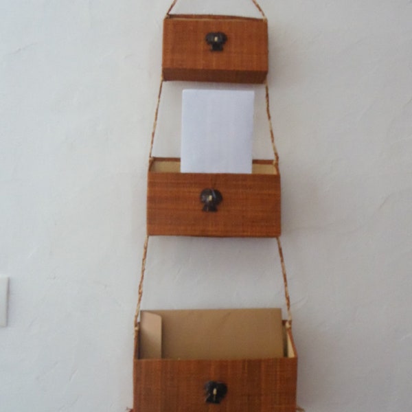 Set of 3 baskets racks straw mail rack, mail rack to hang, nesting baskets, handmade, vintage 2000; Deco Boheme, Tropical