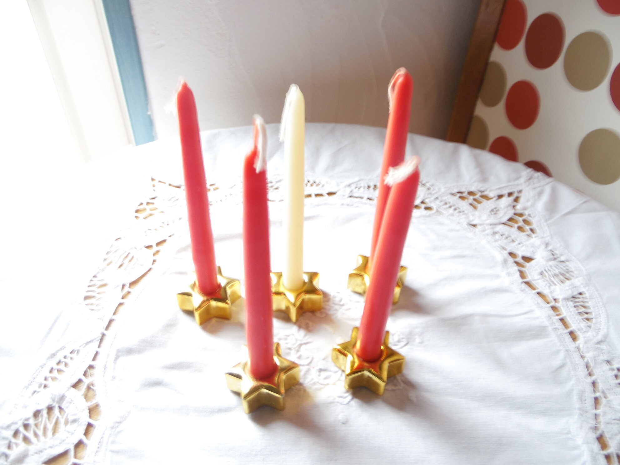 Ensemble de 5 Petits Bougeoirs en Ceramique Forme Etoile A 6 Branches Couleur Or Brillant et Bougies