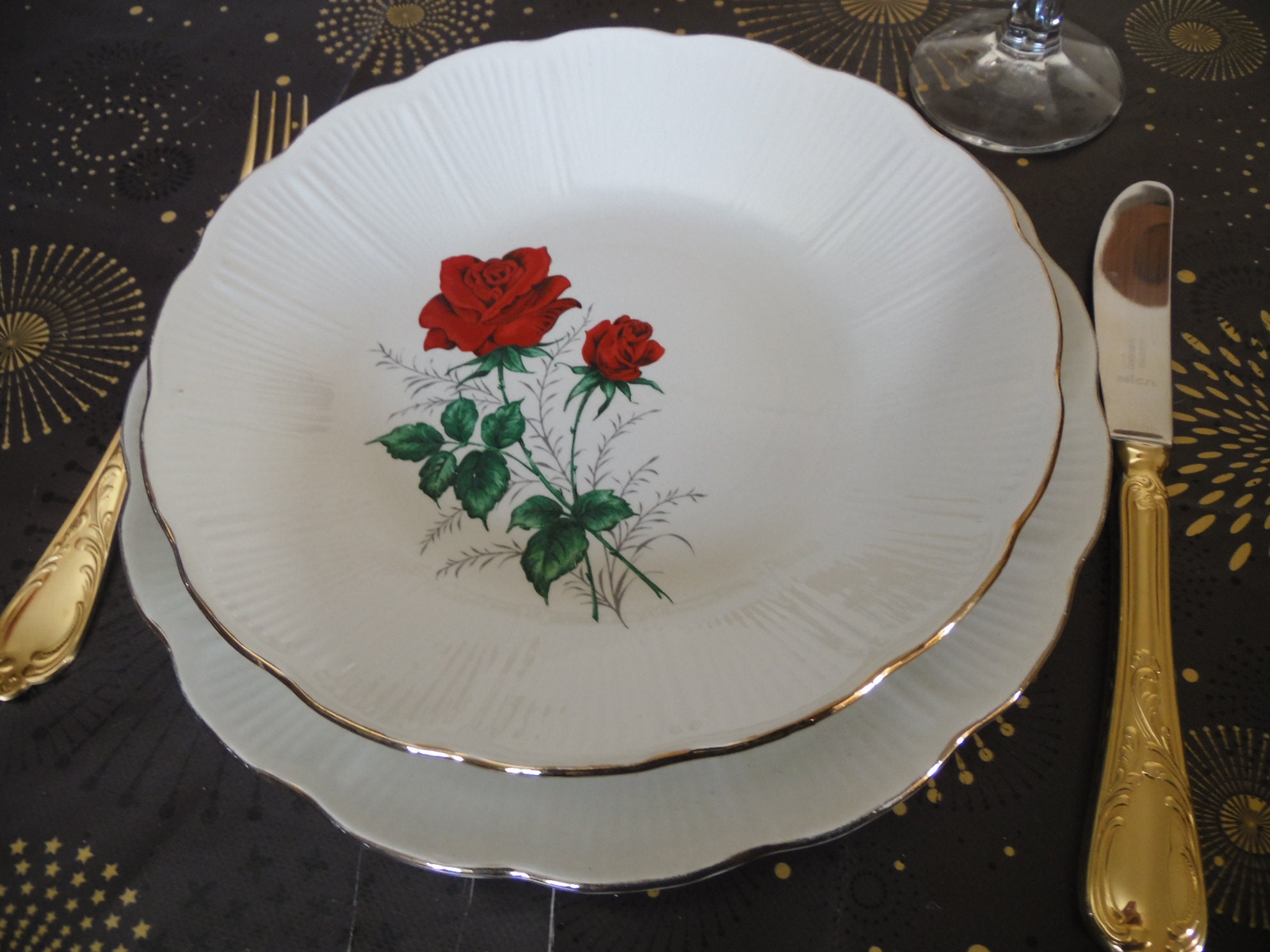 Service 12 Assiettes en Faience Blanche Deco Rose Rouge, Liseré Or, 6 Creuses, Plates , Modele Claud