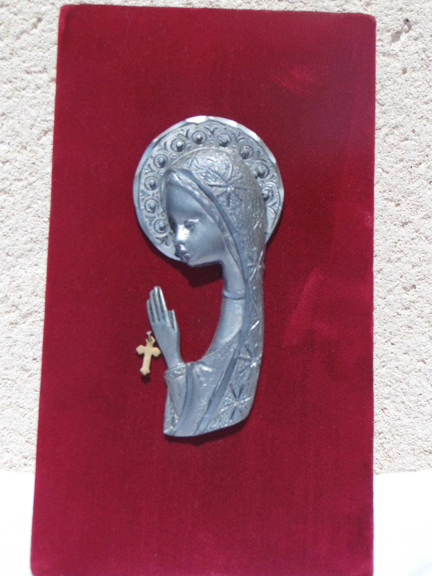 Cadre de La Vierge Marie en Prière , Madonna, Devotion, Figurine Etain sur Fond Velours Rouge , Cise