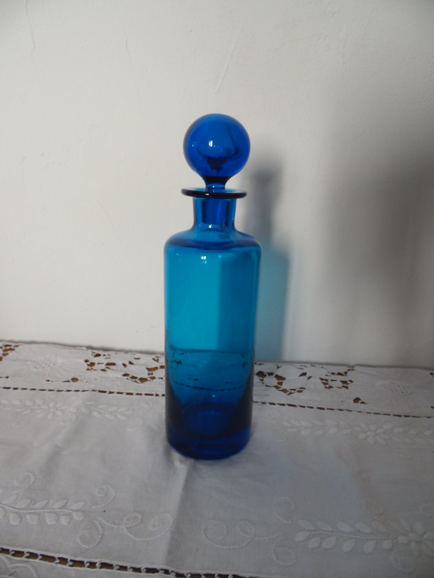 Grand Flacon en Verre Bleu Roi Transparent Capuchon Boule Assorti, Carafe Vintage, Deco Bleu, Chic, 