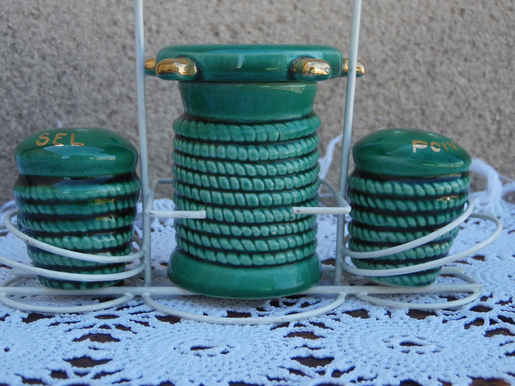Ensemble A Condiment Barbotine , Pot Moutarde, Sel et Poivre, sur Portant Metal Blanc Vintage 40's, 